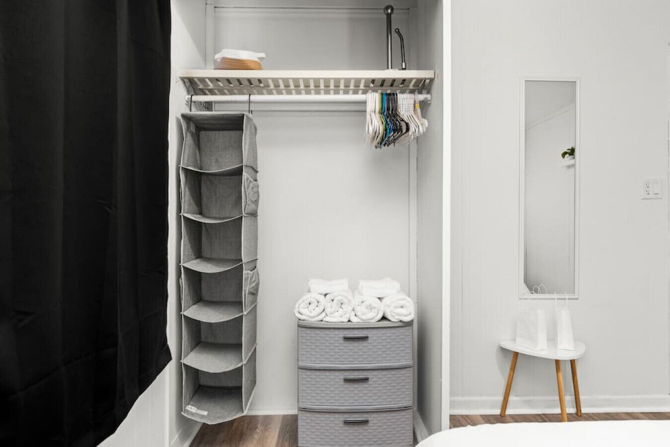 2 soverom, skrivebord, strykejern/-brett og wi-fi