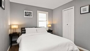 3 bedrooms, desk, iron/ironing board, WiFi - Notre Maison - charming 3BD close to DT Peoria (West Peoria)