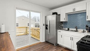 Coffee/tea maker, fridge, microwave, oven - Notre Maison - charming 3BD close to DT Peoria (West Peoria)