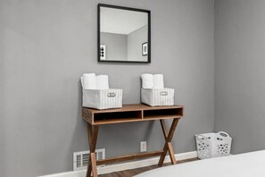 3 habitaciones, escritorio, tabla de planchar con plancha y wifi 