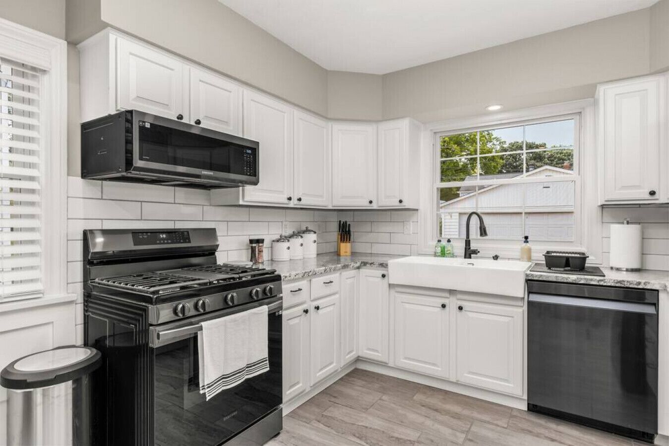 Frigorifero, microonde, forno, piano cottura