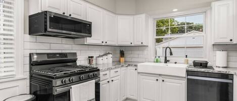 Køleskab, mikrobølgeovn, ovn, kogeplade