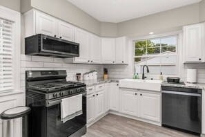 Fridge, microwave, oven, stovetop - The Midcentury Cottage - Spacious 2BD w/ KING bed (Peoria)