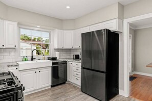 Réfrigérateur, four à micro-ondes, un four, surface de cuisson