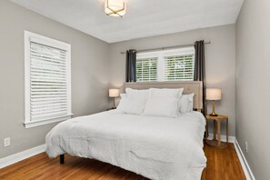 2 bedrooms, desk, iron/ironing board, WiFi - The Midcentury Cottage - Spacious 2BD w/ KING bed (Peoria)