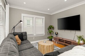 TV - The Midcentury Cottage - Spacious 2BD w/ KING bed (Peoria)