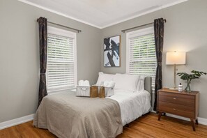 2 bedrooms, desk, iron/ironing board, WiFi