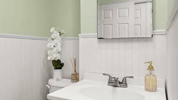 Een haardroger, handdoeken