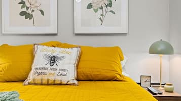 1 slaapkamer, een bureau, een strijkplank/strijkijzer, wifi