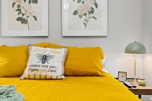 1 dormitori, escriptori, planxa i posts de planxar i wifi 