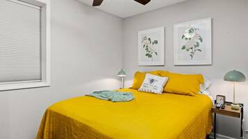 1 slaapkamer, een bureau, een strijkplank/strijkijzer, wifi