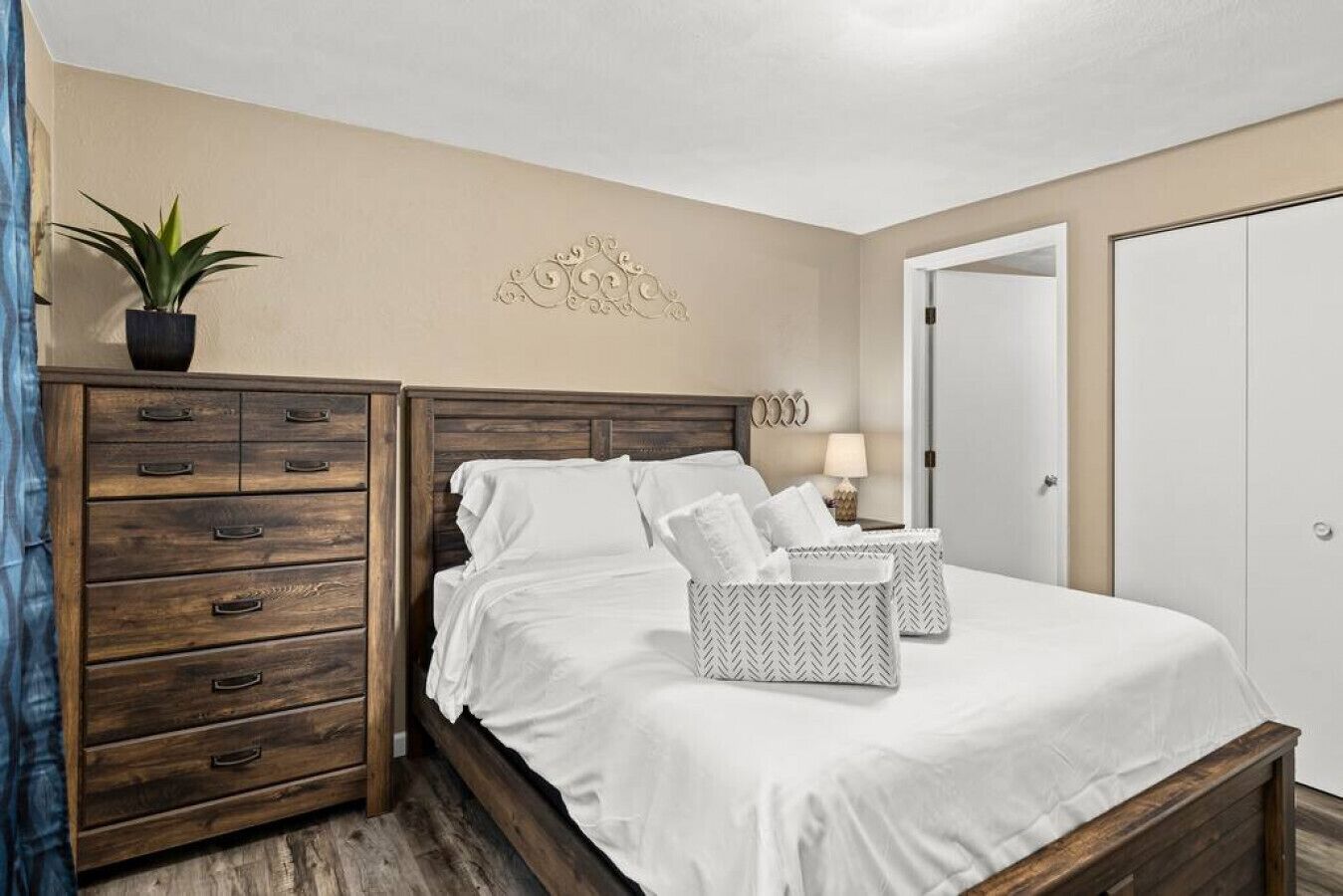 2 bedrooms, desk, iron/ironing board, WiFi