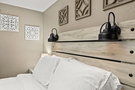 2 bedrooms, desk, iron/ironing board, WiFi. Peaceful 2BD 10 mins from DT Peoria