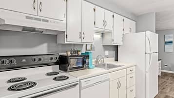 冷蔵庫、電子レンジ、オーブン、コンロ