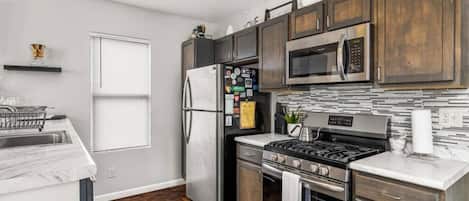 Réfrigérateur, micro-ondes, four, plaque de cuisson