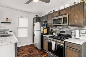 Frigorifero, microonde, forno, piano cottura