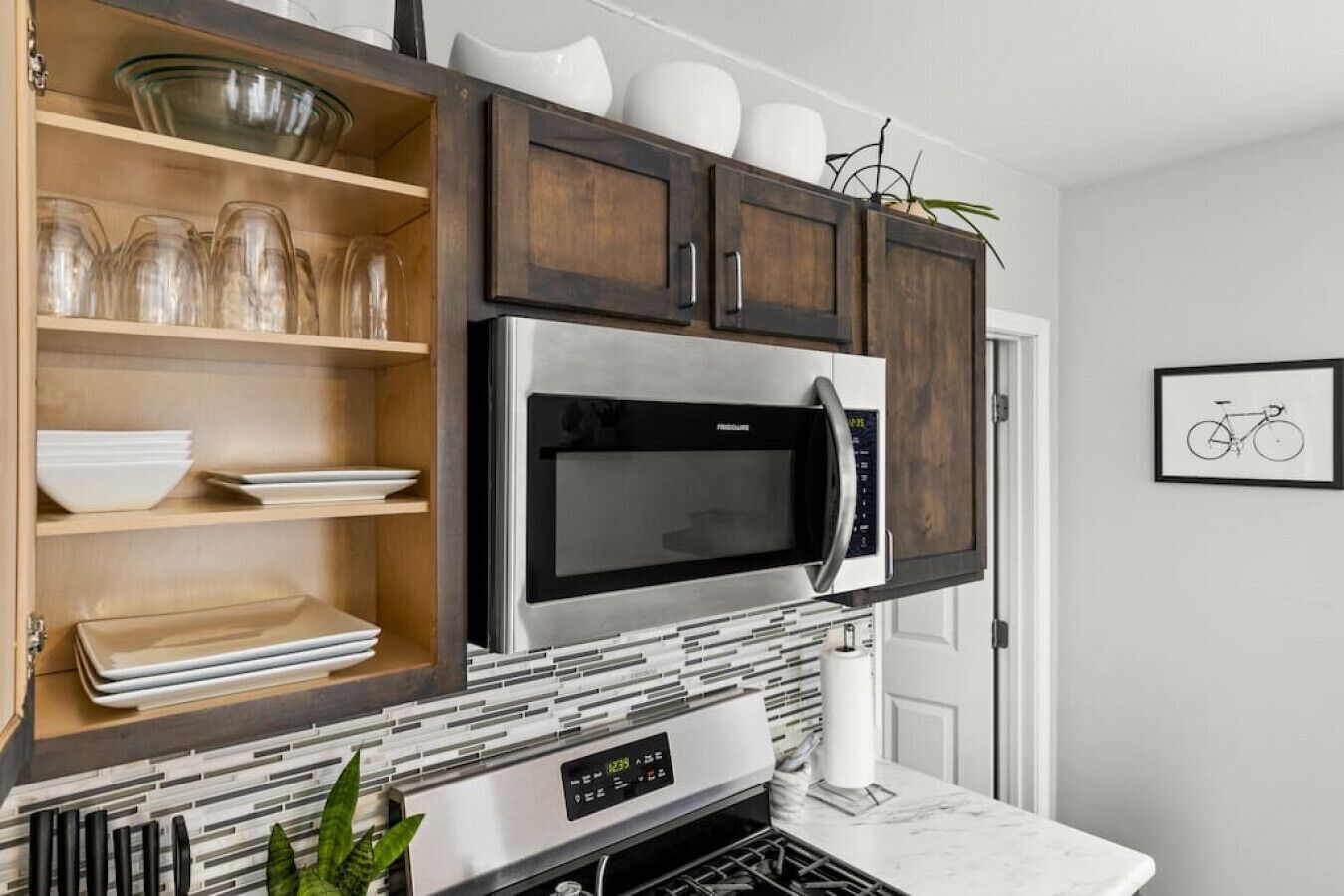 Geladeira, micro-ondas, fogão, cooktop