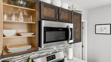 Geladeira, micro-ondas, fogão, cooktop