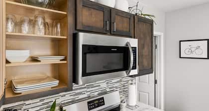 Cottage on Duryea - Cozy 1BD home in the Heights