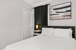 1 makuuhuone, työpöytä, silitysrauta/-lauta, Wi-Fi