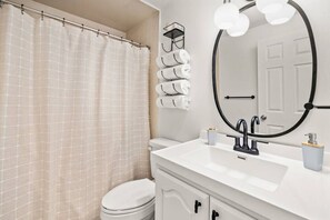 Sèche-cheveux, serviettes fournies, papier toilette