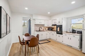 Køleskab, mikrobølgeovn, ovn, kogeplade