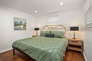 2 bedrooms, desk, iron/ironing board, WiFi - Casa de Vincent w/ KING Casper Bed (Peoria Heights)