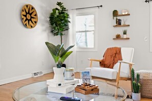 Interior - Heights Records - a trendy 2BD (Peoria Heights)