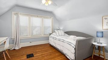 2 dormitoris, escriptori, planxa i posts de planxar i wifi