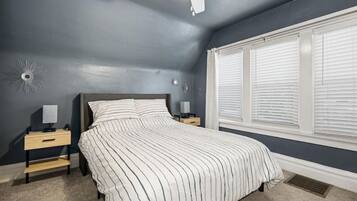 2 bedrooms, desk, iron/ironing board, WiFi