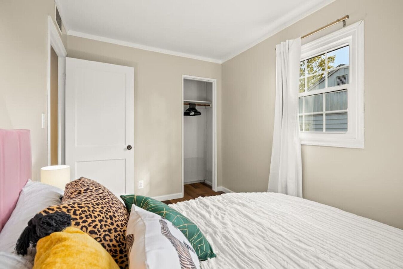 2 bedrooms, desk, iron/ironing board, WiFi