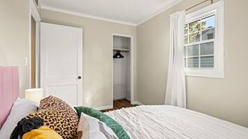 2 bedrooms, desk, iron/ironing board, WiFi