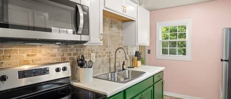 Réfrigérateur, micro-ondes, four, plaque de cuisson