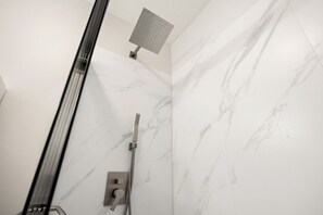 Secador de pelo, toallas y papel higiénico