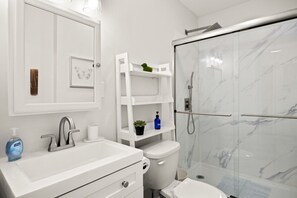 Sèche-cheveux, serviettes fournies, papier toilette