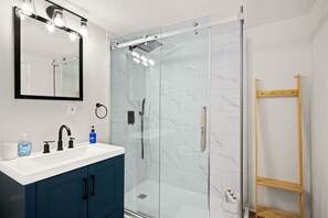 Secadora de cabello, toallas, papel de baño 