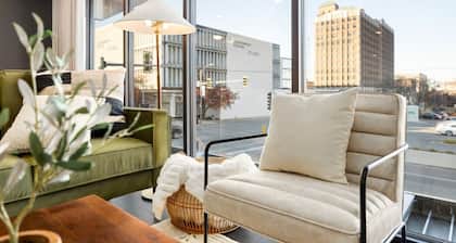 Modern 2 Bed in the Heart of Downtown Bloomington