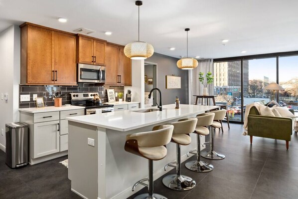 Réfrigérateur, micro-ondes, four, plaque de cuisson