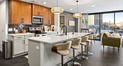 Modern 2 Bed in the Heart of Downtown Bloomington