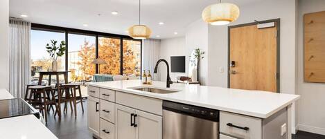 Refrigerador, microondas, horno y parrilla de estufa