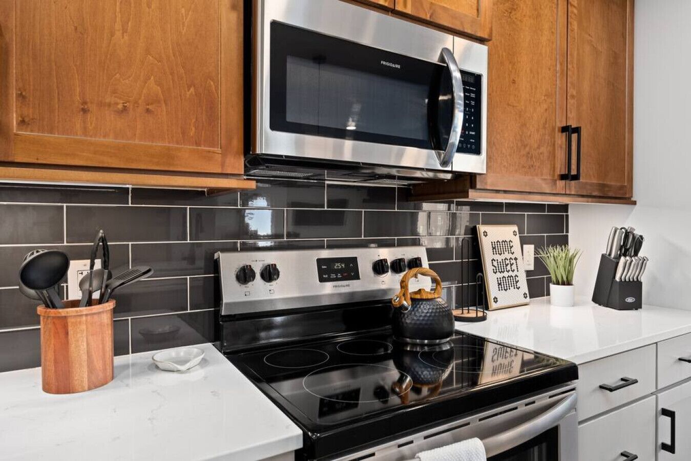 Refrigerador, microondas, horno y parrilla de estufa 