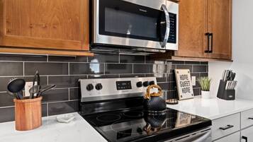 Refrigerador, microondas, horno y parrilla de estufa