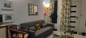 Smart TV, books, music library, video library - Breezy Vista on the Terrace - West Coast, St. James, Barbados. 
One Bedroom Apt. (Westmoreland St James Barbados)