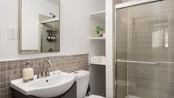 Secador de cabelo, toalhas de banho, papel higiênico