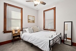 2 soverom, skrivebord, strykejern/-brett og wi-fi