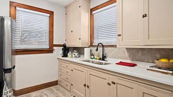 Een koelkast, een microgolfoven, een oven, een kookplaat