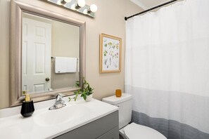 Hiustenkuivaaja, pyyhkeet, vessapaperi