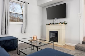 Smart TV, chimenea y libros 