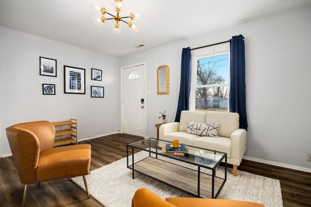 TV connectée, cheminée, livres