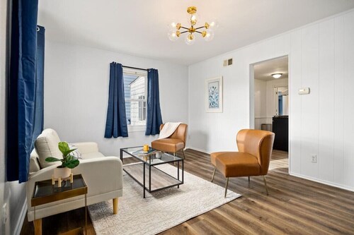 The Modern Elm Escape: a cozy 2bd in the Heights
